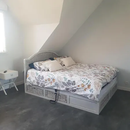 Hugues Entre Caen Et La Avec Piscine Bed & Breakfast 3*