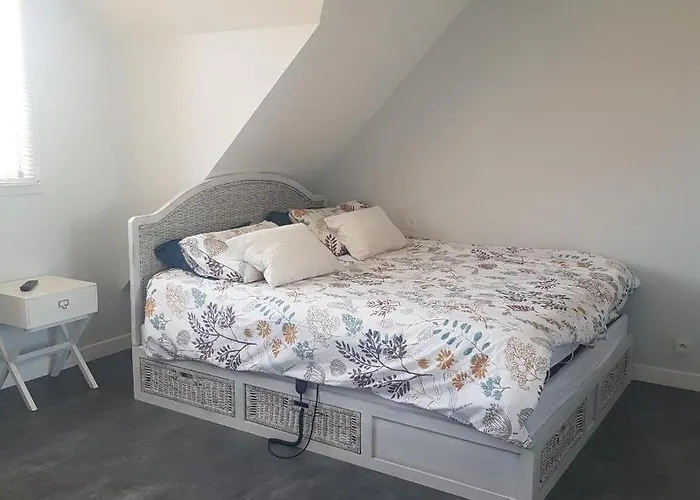 Hugues Entre Caen Et La Avec Piscine Bed & Breakfast 3*